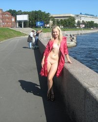 Обнаженная Лена гуляет по невской набережной 2 фото