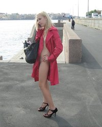 Обнаженная Лена гуляет по невской набережной 14 фотография