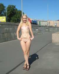 Обнаженная Лена гуляет по невской набережной 8 фотография