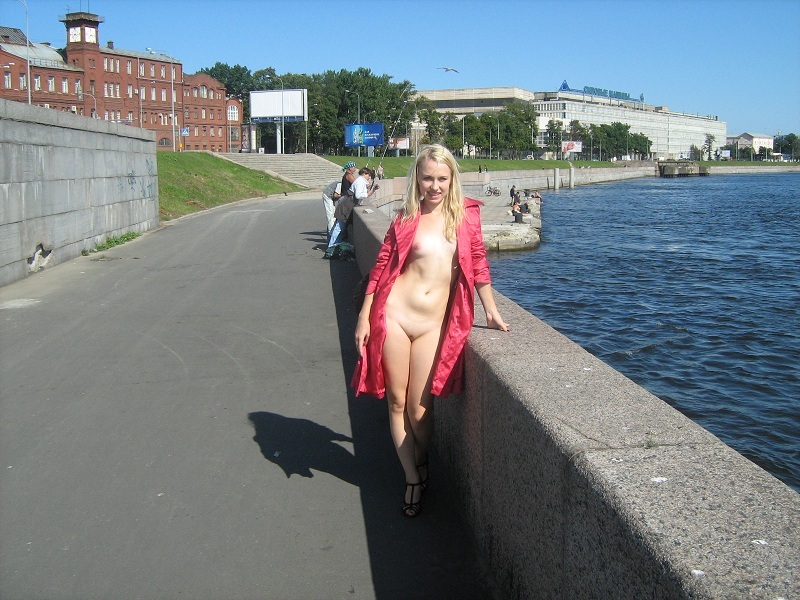 Обнаженная Лена гуляет по невской набережной 1 фото