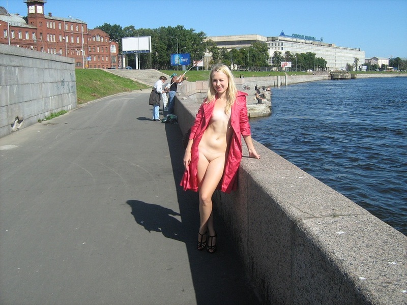Обнаженная Лена гуляет по невской набережной 2 фото