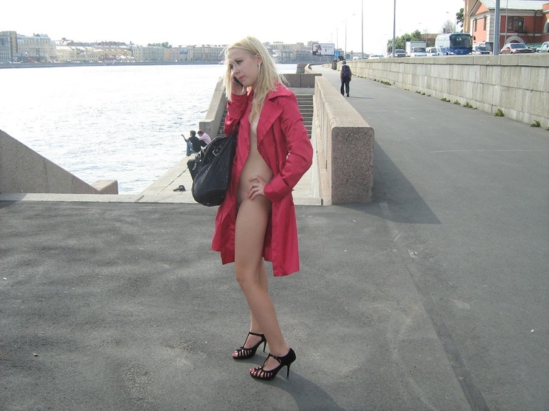 Обнаженная Лена гуляет по невской набережной 14 фото