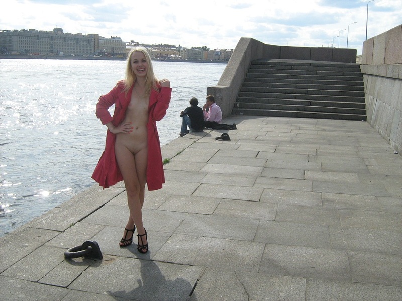 Обнаженная Лена гуляет по невской набережной 15 фото