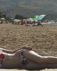 Девушка позирует на пляже 3 фото