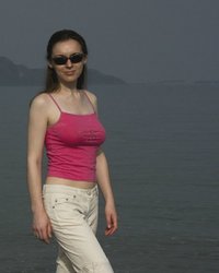 Девушка позирует на пляже 1 фотография