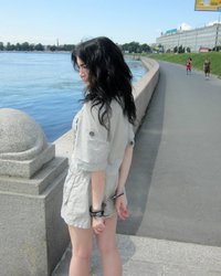 Подруга позирует голой на городской набережной 6 фотография