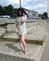Подруга позирует голой на городской набережной 9 фотография