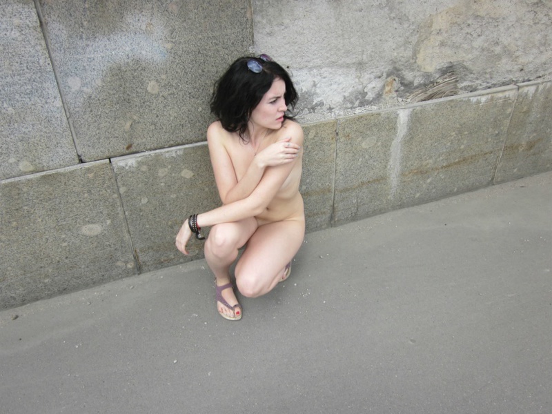 Подруга позирует голой на городской набережной 13 фото