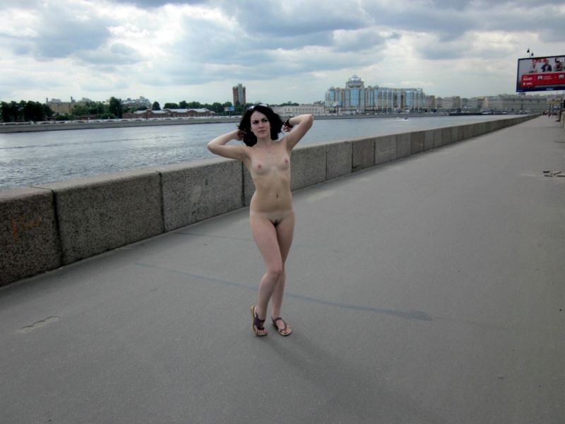 Подруга позирует голой на городской набережной 17 фото