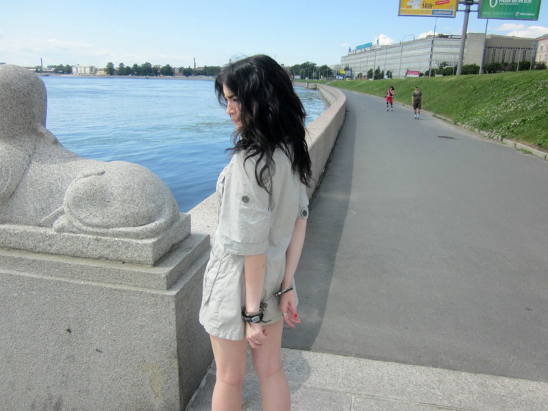 Подруга позирует голой на городской набережной 6 фото