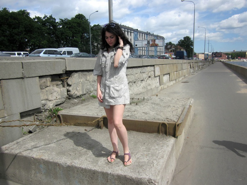 Подруга позирует голой на городской набережной 9 фото