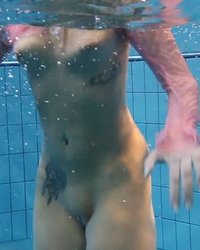 Обнаженная леди под водой 11 фотография