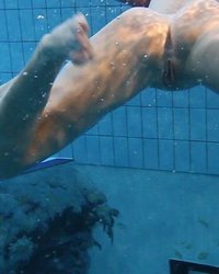 Обнаженная леди под водой 13 фотография