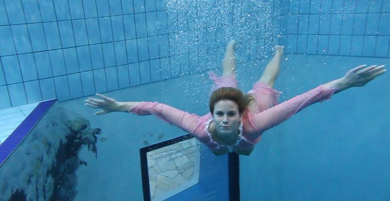 Обнаженная леди под водой 1 фото