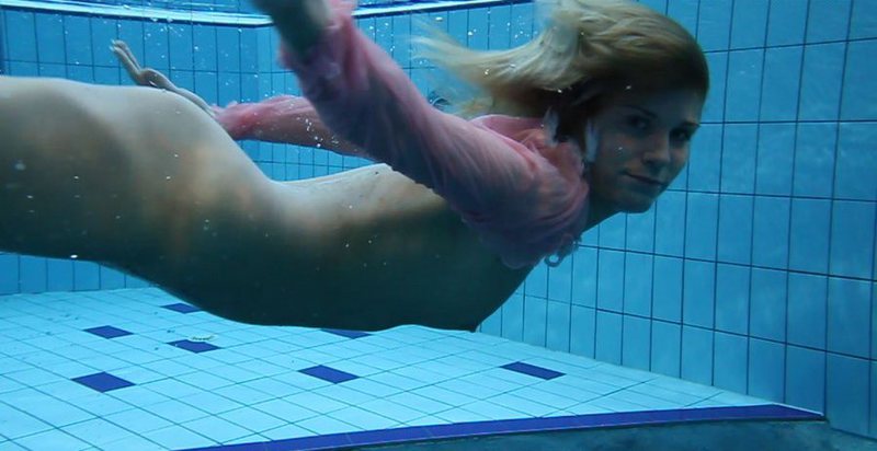 Обнаженная леди под водой 7 фото