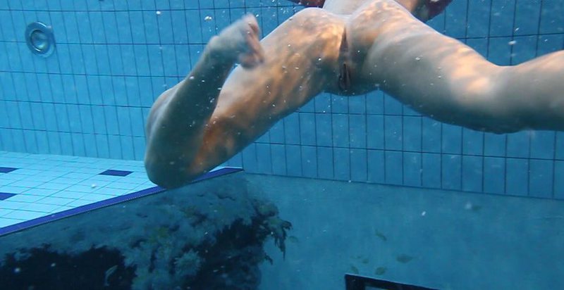 Обнаженная леди под водой 13 фото