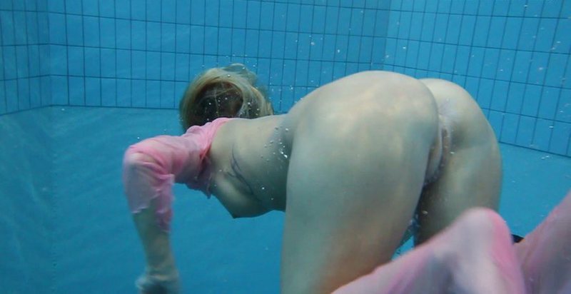Обнаженная леди под водой 4 фото