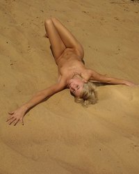 Красивая девушка позирует на песке 34 фото