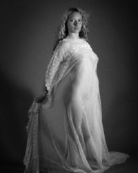 Кудрявая принцесса обожает съемки в черно-белых тонах 19 фотография