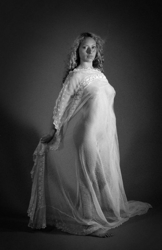Кудрявая принцесса обожает съемки в черно-белых тонах 19 фото