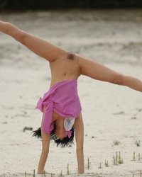 Балерина устроила роскошное шоу на пляже 7 фотография