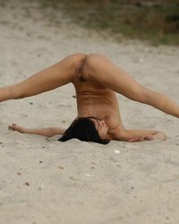 Балерина устроила роскошное шоу на пляже 9 фото