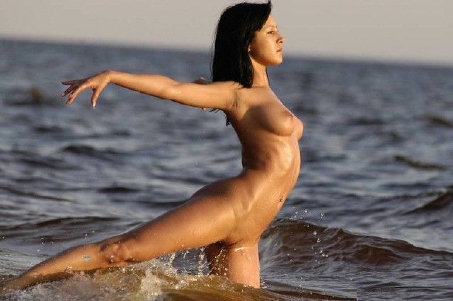 Балерина устроила роскошное шоу на пляже 11 фото