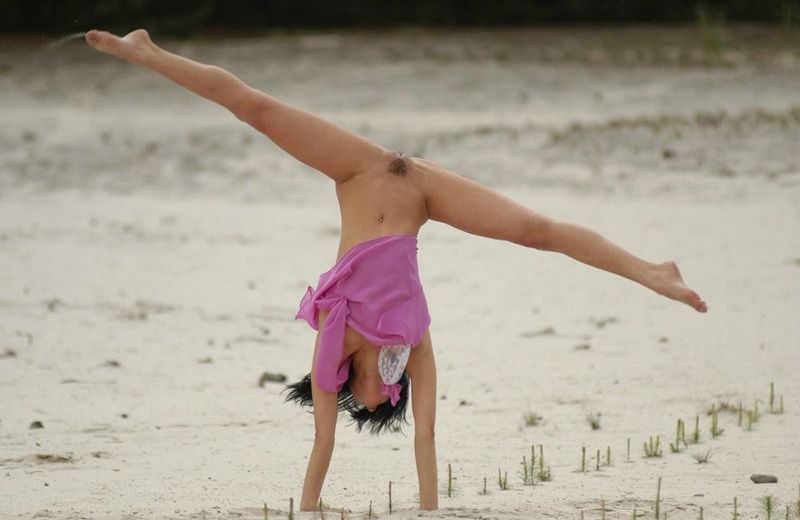 Балерина устроила роскошное шоу на пляже 7 фото