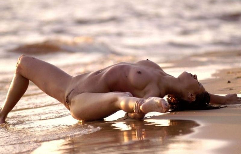 Балерина устроила роскошное шоу на пляже 13 фото