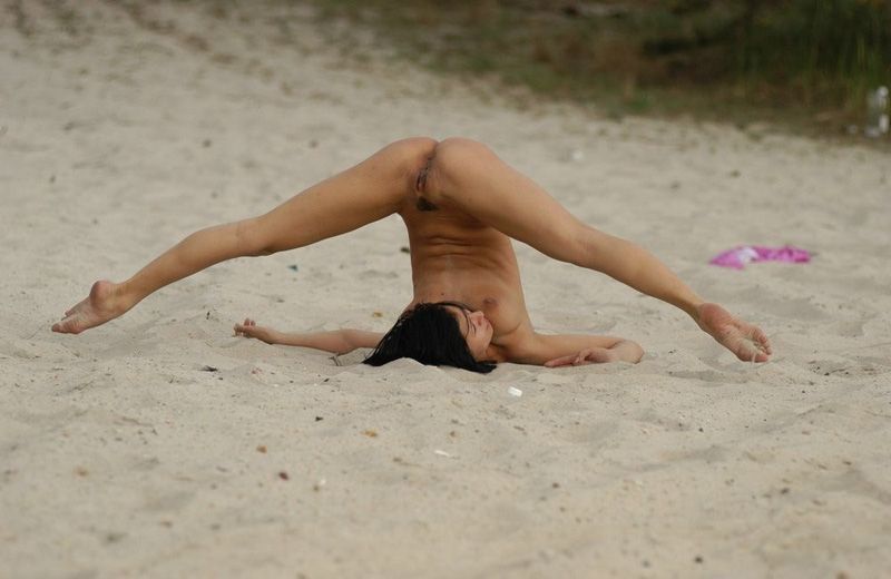 Балерина устроила роскошное шоу на пляже 9 фото
