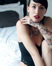 Девица соблазняет мужчин расписанным татуировками телом 11 фотография