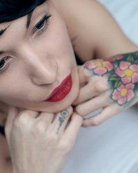 Девица соблазняет мужчин расписанным татуировками телом 8 фото