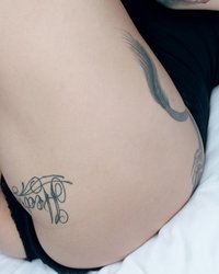 Девица соблазняет мужчин расписанным татуировками телом 13 фотография