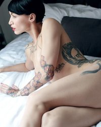 Девица соблазняет мужчин расписанным татуировками телом 36 фотография