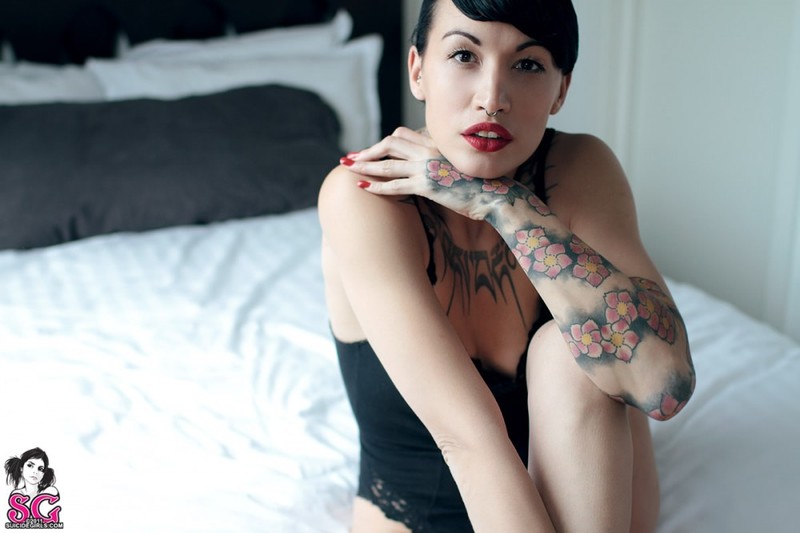Девица соблазняет мужчин расписанным татуировками телом 11 фото