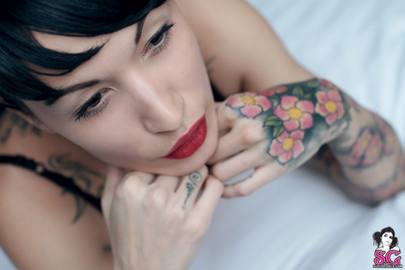 Девица соблазняет мужчин расписанным татуировками телом 8 фото