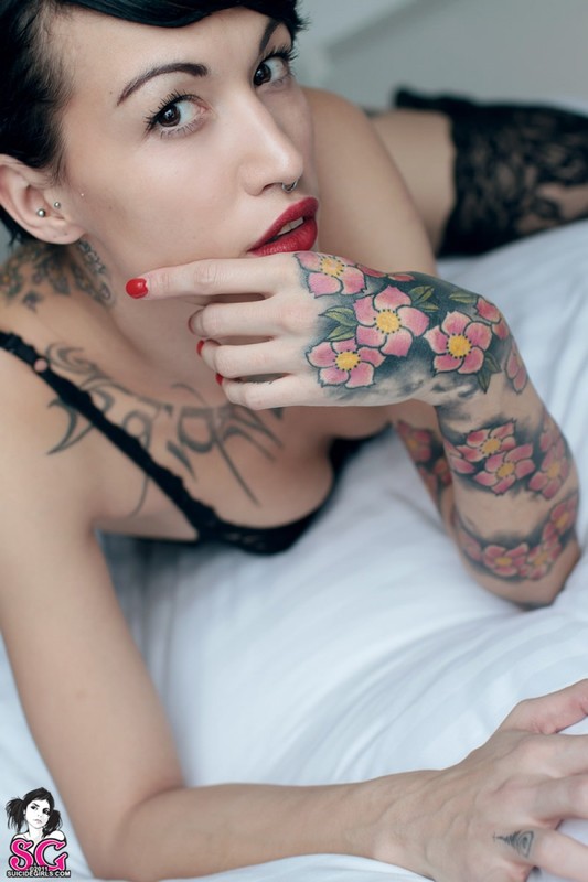 Девица соблазняет мужчин расписанным татуировками телом 10 фото