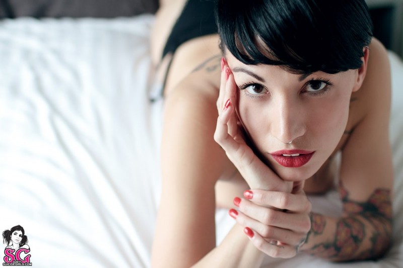 Девица соблазняет мужчин расписанным татуировками телом 21 фото