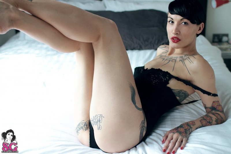 Девица соблазняет мужчин расписанным татуировками телом 12 фото
