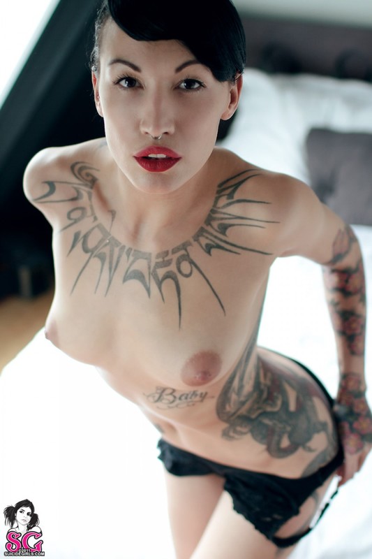 Девица соблазняет мужчин расписанным татуировками телом 17 фото