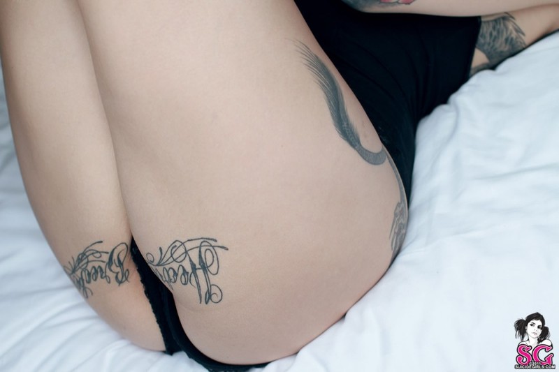 Девица соблазняет мужчин расписанным татуировками телом 13 фото