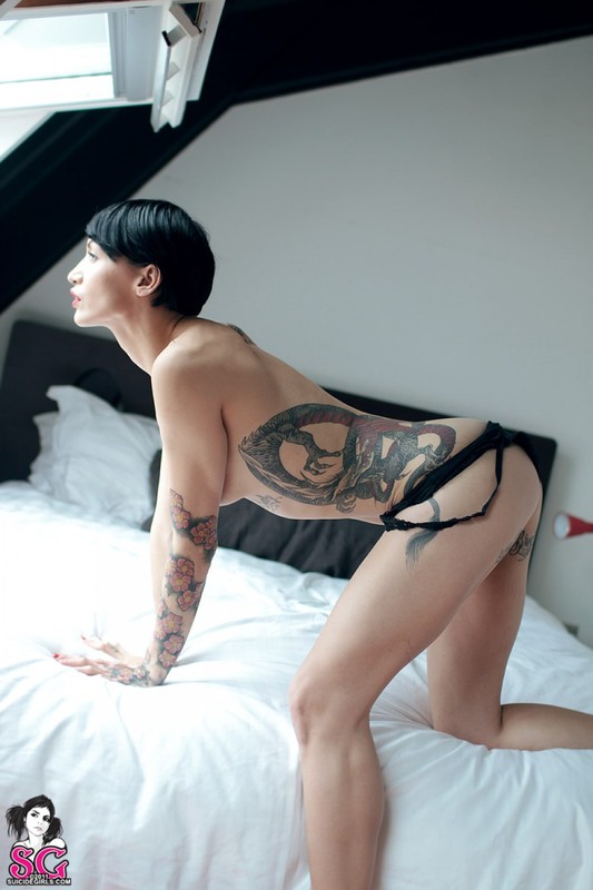Девица соблазняет мужчин расписанным татуировками телом 31 фото