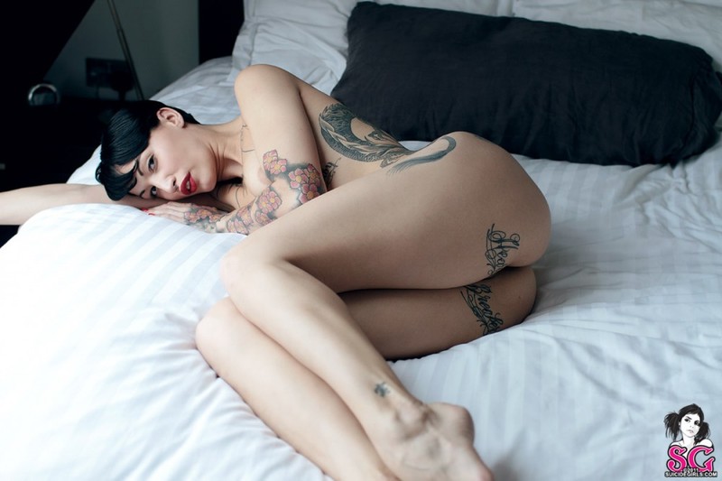 Девица соблазняет мужчин расписанным татуировками телом 37 фото