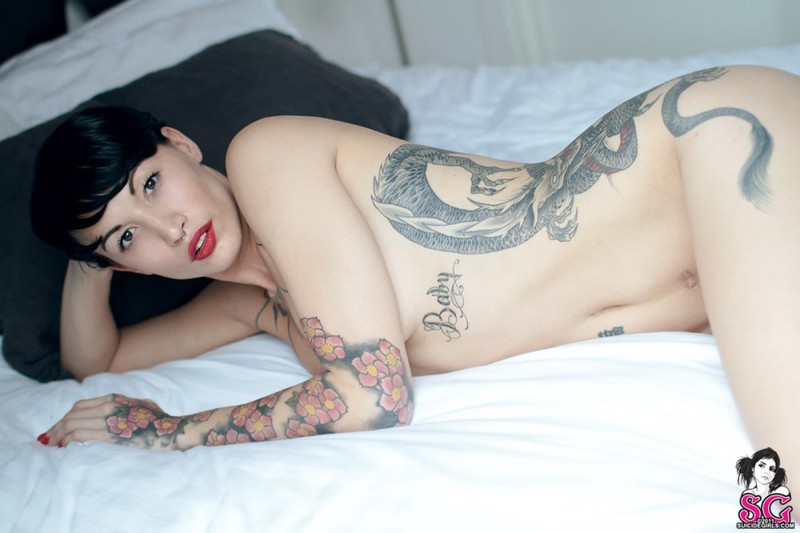 Девица соблазняет мужчин расписанным татуировками телом 35 фото