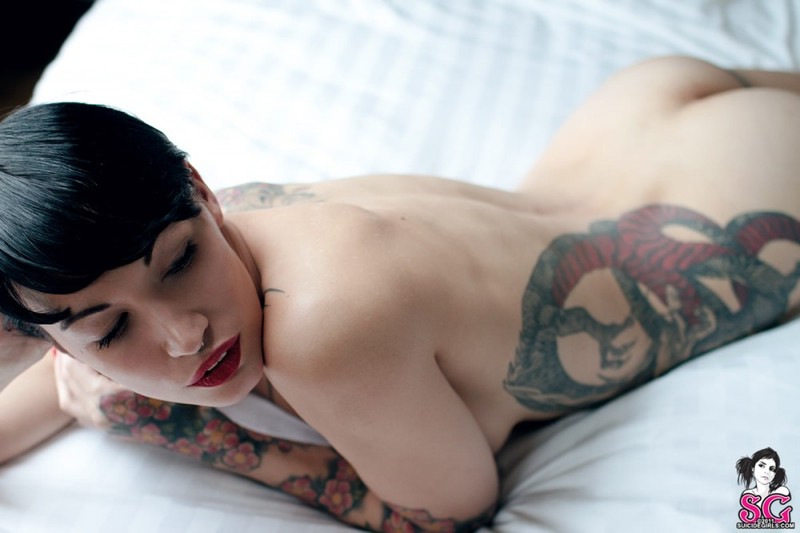 Девица соблазняет мужчин расписанным татуировками телом 33 фото