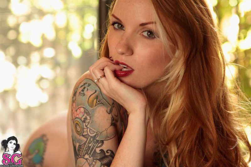 Татуированная модель показала все узоры на своем теле 31 фото