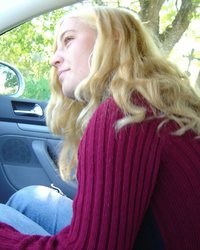 Пышногрудая блондинка трахнулась с приятелем в машине 1 фото