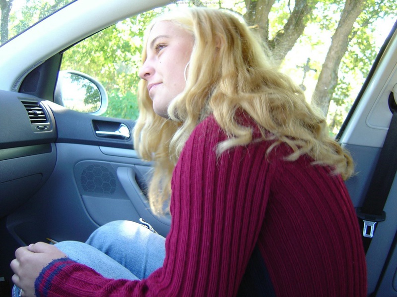 Парень трахает симпотную блондинку в праздничном фургоне