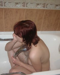 Развратная Оля купается в ванной 1 фото