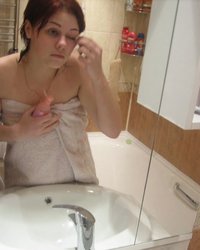 Развратная Оля купается в ванной 16 фото